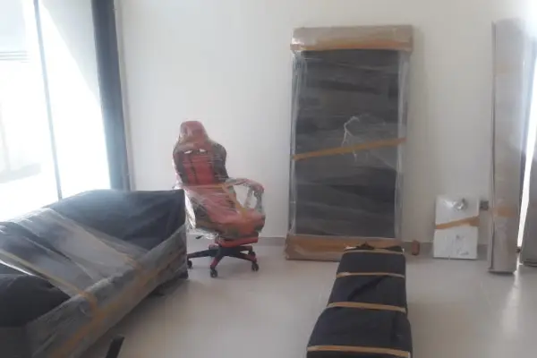 تغليف كراسي ومكاتب ومعدات إلكترونية
